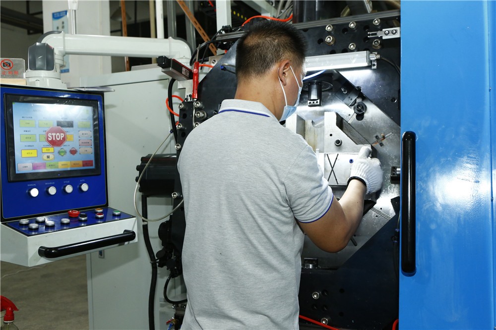 操作壓鑄機